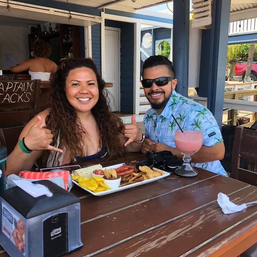 Happy guests, island vibes